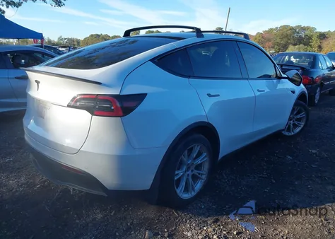 2021 Tesla Model Y Performance Dual Motor All-Wheel Drive/Standard Range Rear-Wheel Drive z USA, uszkodzony, nr VIN 5YJYGAED9MF176519